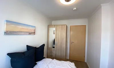 Schlafzimmer mit Boxspringbett (1,40 m x 2,00 m), Kleiderschrank sowie ein Nachttisch