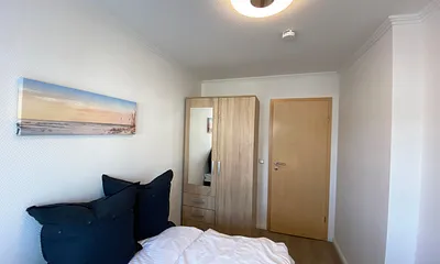 2. Schlafzimmer mit Kleiderschrank