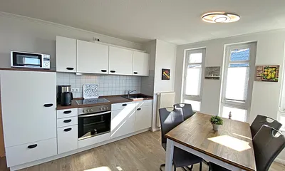 moderne Küchenzeile mit Geschirrspüler, 4 Zonen-Ceranfeld mit Backofen, Mikrowelle, Toaster, Kaffeemaschine, Wasserkocher, Kühlschrank mit Eisfach, Dunstabzugshaube sowie diverse Küchenutensilien