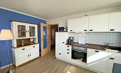 moderne Küchenzeile mit Geschirrspüler, 4 Zonen-Ceranfeld mit Backofen, Mikrowelle, Toaster, Kaffeemaschine, Wasserkocher, Kühlschrank mit Eisfach, Dunstabzugshaube sowie diverse Küchenutensilien