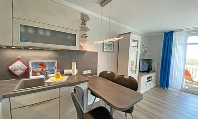 komplett ausgestattete Küchenzeile mit Geschirrspüler, Kühlschrank mit Gefrierfach, Backofen, Toaster, 4 Herdplatten, Kaffeemaschine, Wasserkocher, diversen Küchenutensilien