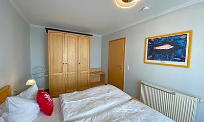 Schlafzimmer mit Doppelbett (1,80 m x 2,00 m), verstellbare Lattenroste, Kleiderschrank, Nachttischkonsolen und Verdunklungsvorhänge
