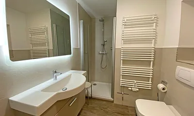 Badezimmer mit Dusche,WC, Kosmetikspiegel und Fön