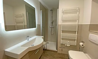Badezimmer mit Dusche