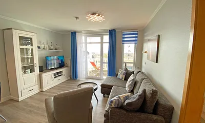 Wohnzimmer mit Sitzecke, Leselampe, TV-Board, LCD-TV, DVD-Player und Ministereoanlage