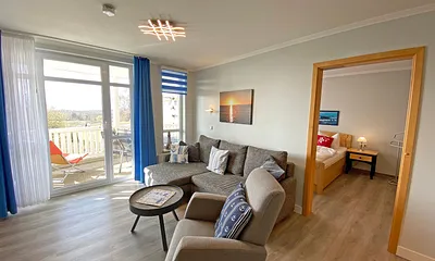 Wohnzimmer mit Sitzecke, Leselampe, TV-Board, LCD-TV, DVD-Player und Ministereoanlage