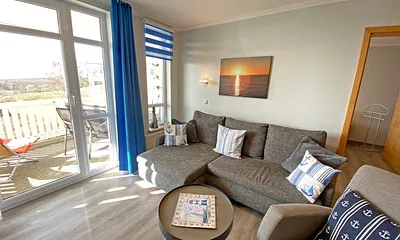 Wohnzimmer mit Sitzecke, Leselampe, TV-Board, LCD-TV, DVD-Player und Ministereoanlage