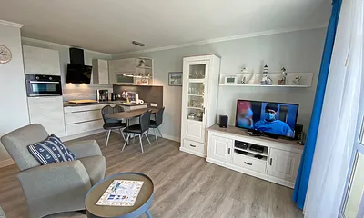 Wohnzimmer mit Sitzecke, Leselampe, TV-Board, LCD-TV, DVD-Player und Ministereoanlage