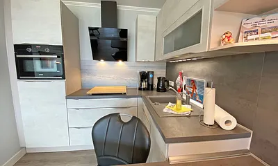 komplett ausgestattete Küchenzeile mit Geschirrspüler, Kühlschrank mit Gefrierfach, Backofen, Toaster, 4 Herdplatten, Kaffeemaschine, Wasserkocher, diversen Küchenutensilien