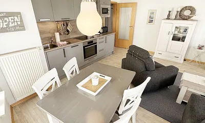 Esstisch mit Stühlen