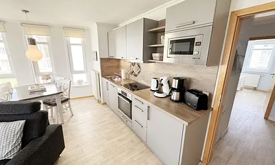 moderne Küchenzeile mit diversen Küchenutensilien