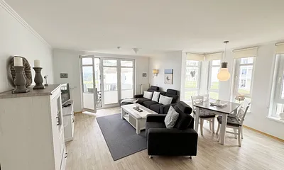 Wohnzimmer mit gemütlicher Couch und Essbereich