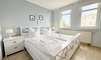 1. Schlafzimmer mit Doppelbett mit Nachtkonsolen