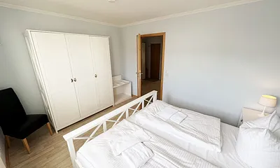 1. Schlafzimmer mit Doppelbett und Kleiderschrank