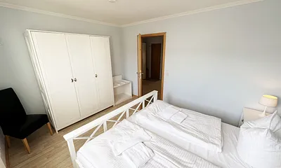 1. Schlafzimmer mit Doppelbett und Kleiderschrank