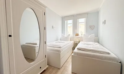 2. Schlafzimmer mit 2 Einzelbetten und Kleiderschrank