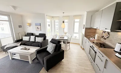 Wohnbereich mit Küchenzeile und Essbereich