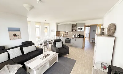 Wohnbereich mit Küchenzeile und Essbereich