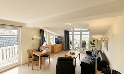 Wohnzimmer mit Sitzecke (Couch kann als Aufbettung genutzt werden), TV-Board, LCD-TV/Ministereoanlage