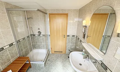 Badezimmer mit Dusche, WC und Fön