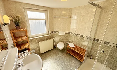 Badezimmer mit Dusche, WC und Fön