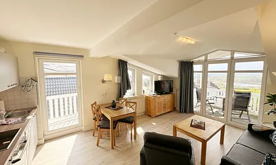 Wohnzimmer mit Sitzecke (Couch kann als Aufbettung genutzt werden), TV-Board, LCD-TV/Ministereoanlage