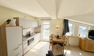 komplett ausgestattete Küchenzeile mit Geschirrspüler, Backofen, Toaster, 4 Herdplatten, Kaffeemaschine, Wasserkocher, diversen Küchenutensilien