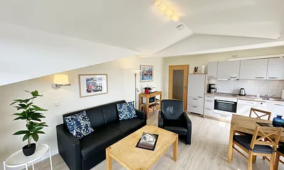 Wohnzimmer mit Sitzecke (Couch kann als Aufbettung genutzt werden), TV-Board, LCD-TV/Ministereoanlage