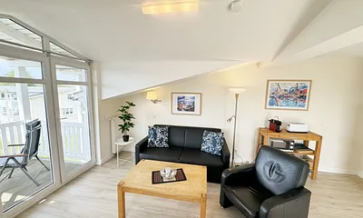 Wohnzimmer mit Sitzecke (Couch kann als Aufbettung genutzt werden), TV-Board, LCD-TV/Ministereoanlage