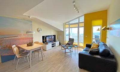 Wohnzimmer mit Sitzecke, Leselampe, Sessel, TV-Board, Smart-TV/Ministereoanlage, DVD-Player