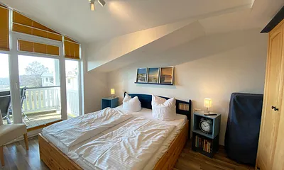 Schlafzimmer mit Doppelbett, Kleiderschrank, Nachttischkonsolen