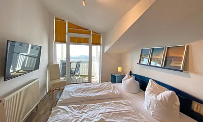 Schlafzimmer mit Doppelbett, Kleiderschrank, Nachttischkonsolen