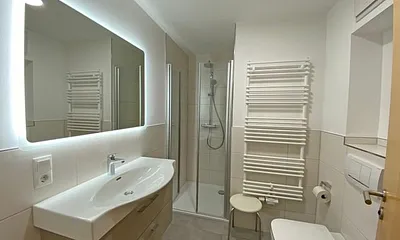 Badezimmer mit Dusche, WC und Fön