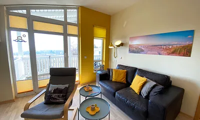 Wohnzimmer mit Sitzecke, Leselampe, Sessel, TV-Board, Smart-TV/Ministereoanlage, DVD-Player