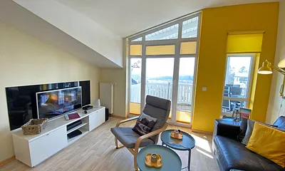 Wohnzimmer mit Sitzecke, Leselampe, Sessel, TV-Board, Smart-TV/Ministereoanlage, DVD-Player