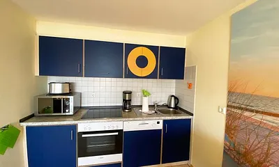 komplett ausgestattete Küchenzeile mit Geschirrspüler, Backofen, Toaster, 4 Herdplatten, Kaffeemaschine, Wasserkocher und diverse Küchenutensilien