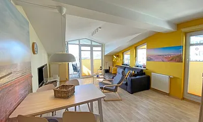 Wohnzimmer mit Sitzecke, Leselampe, Sessel, TV-Board, Smart-TV mit Radioprogramme, DVD-Player