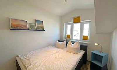  Schlafzimmer mit französischem Bett, Kleiderschrank