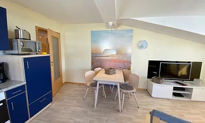 komplett ausgestattete Küchenzeile mit Geschirrspüler, Backofen, Toaster, Kaffeemaschine, Wasserkocher, diverse Küchenutensilien