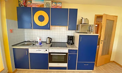 Küchenzeile mit Backofen
