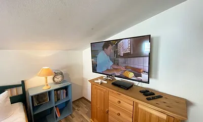 Schlafzimmer mit Doppelbett, Kleiderschrank, Nachttischkonsolen