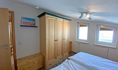 1. Schlafzimmer mit Kleiderschrank