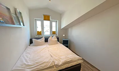  Schlafzimmer mit französischem Bett, Kleiderschrank