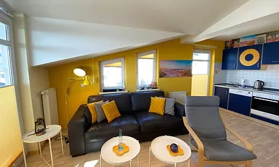 Wohnzimmer mit Sitzecke, Leselampe, Sessel, TV-Board, Smart-TV mit Radioprogramme, DVD-Player