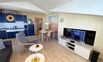 Wohnzimmer mit Sitzecke, Leselampe, Sessel, TV-Board, Smart-TV mit Radioprogramme, DVD-Player