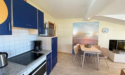 komplett ausgestattete Küchenzeile mit Geschirrspüler, Backofen, Toaster, Kaffeemaschine, Wasserkocher, diverse Küchenutensilien