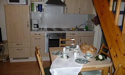 Unsere Einbauküche, eingerichtet mit allem was für die täglichen Mahlzeiten benötig wird, 4-Plattenkochfeld, Backofen, Kühlschrank mit Gefriefach usw. Der Esstisch kann noch usgezogen  werden. 