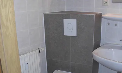 Auch unser Türmchenzimmer haben wir 2024 mit einem ein spülrandloses Wand-WC ausgestattet.