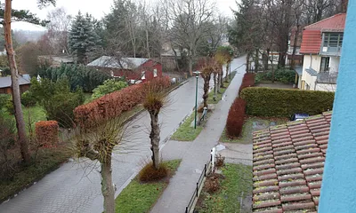 Die Strandstraße, bis zum herlichen, weißen und steinfreien Sandstrand sind es nur gut 250 m.