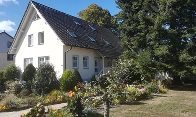 Hausansicht vom Gehweg